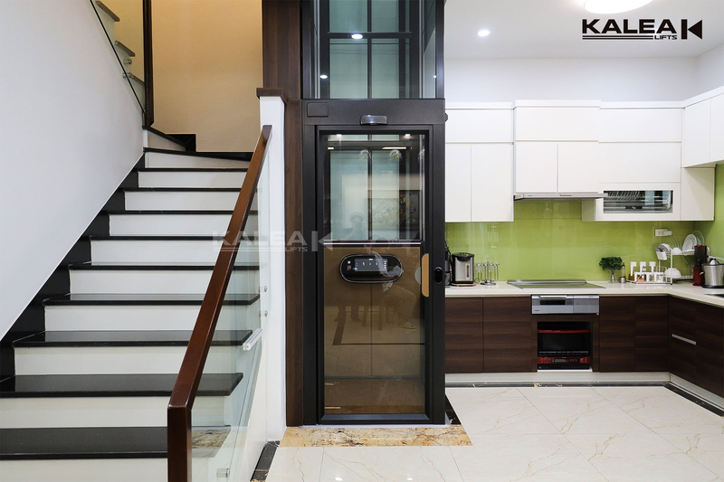 Thang máy gia đình lắp cạnh cầu thang bộ, giúp tận dụng khoảng trống trong nhà và thuận tiện cho việc di chuyển giữa các tầng.