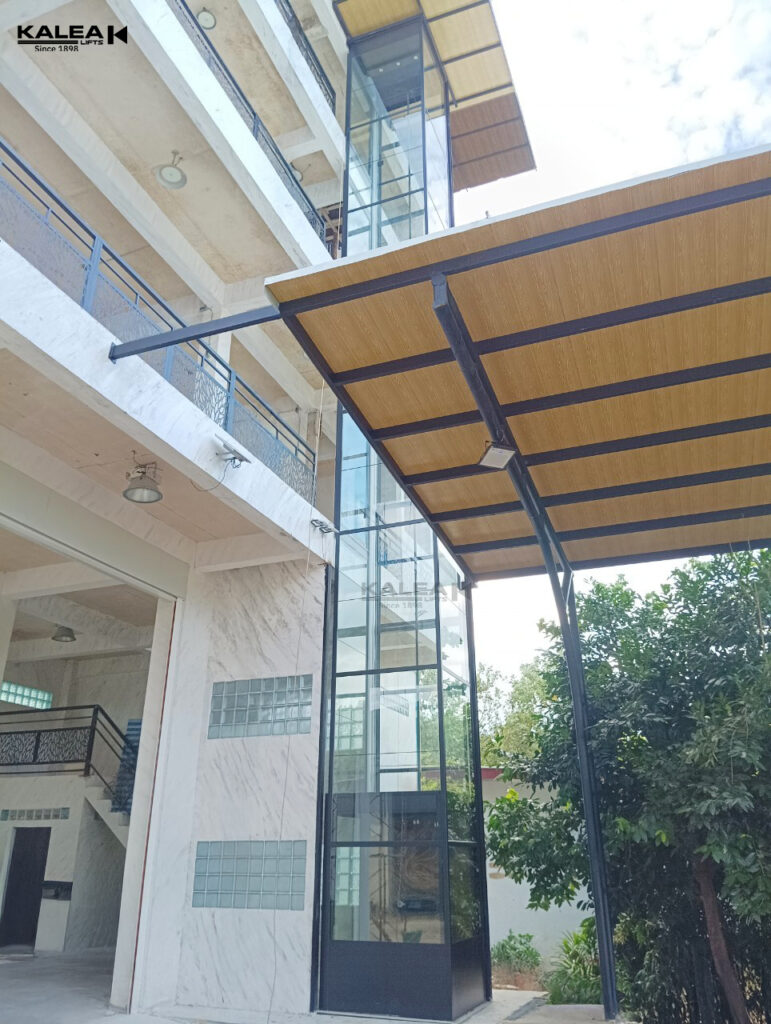 Thang máy ngoài trời Kalea lắp phía trước nhà với giếng thang kính