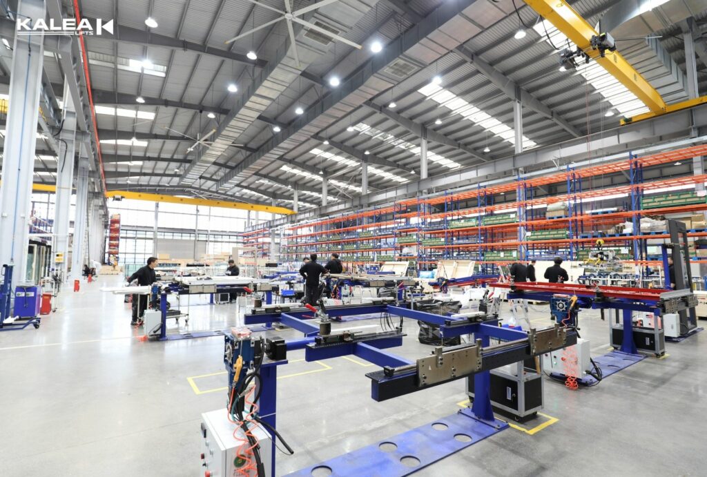 hoạt động sản xuất thang máy gia đình trong nhà máy Kalea tại Gia Hưng, Trung Quốc