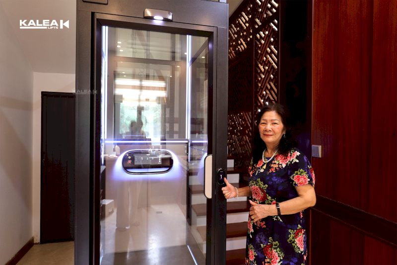 Thang máy gia đình cabin 350kg với thiết kế màu đen mang đến vẻ đẹp sang trọng, thời thượng cho không gian sống