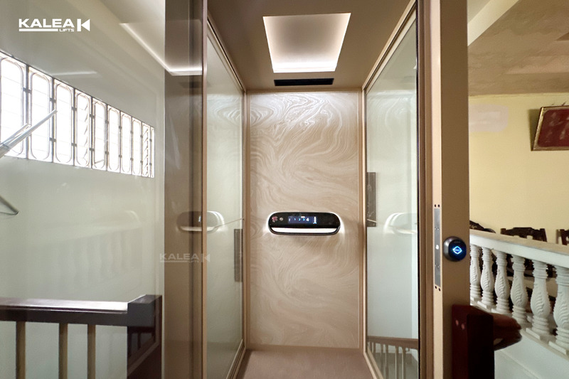 Vách thang máy sử dụng họa tiết những vân đá tự nhiên độc đáo