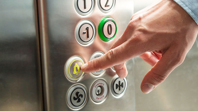 Bấm nút khẩn cấp trên bảng điều khiển là công cụ nhanh nhất để bạn phát tín hiệu cầu cứu ra bên ngoài
