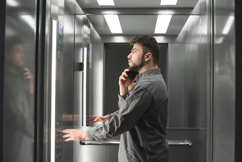 Nếu điện thoại có sóng, gọi số hotline bảo trì dán trên vách cabin hoặc gọi 114 cho Cảnh sát PCCC và CNCH