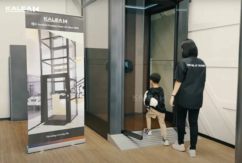 Trước khi bước vào, cần nhìn kỹ xem mặt sàn cabin đã dừng khớp và bằng phẳng với mặt sàn tầng chưa để đảm bảo an toàn