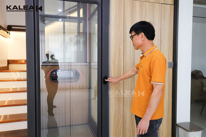Thang máy gia đình Kalea X50 Limited được lắp đặt tại nhà ở tại Hải Phòng, với thiết kế giếng thang kính giúp không gian lắp đặt thông thoáng.