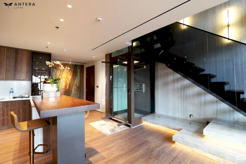 Thang máy Antera Lifts lắp đặt cạnh thang bộ trong căn Penthouse tại TP.HCM