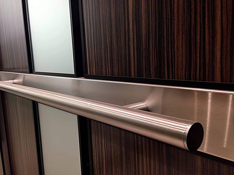 Dán decal tay vịn giúp bảo vệ bề mặt khỏi tác động bên ngoài và giữ tay vịn bền đẹp theo thời gian