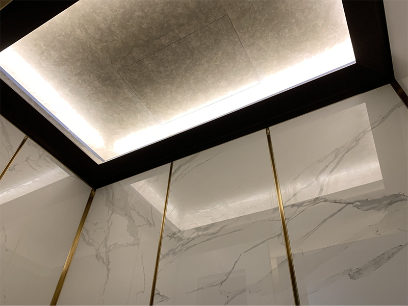 Trần thang máy gắn hệ thống LED mang đến ánh sáng mềm mại, tạo không gian hiện đại, sống động
