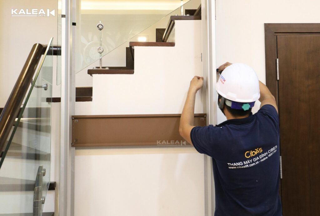 Đội ngũ kỹ thuật viên chính hãng Kalea lắp đặt thang máy gia đình tại TP.HCM