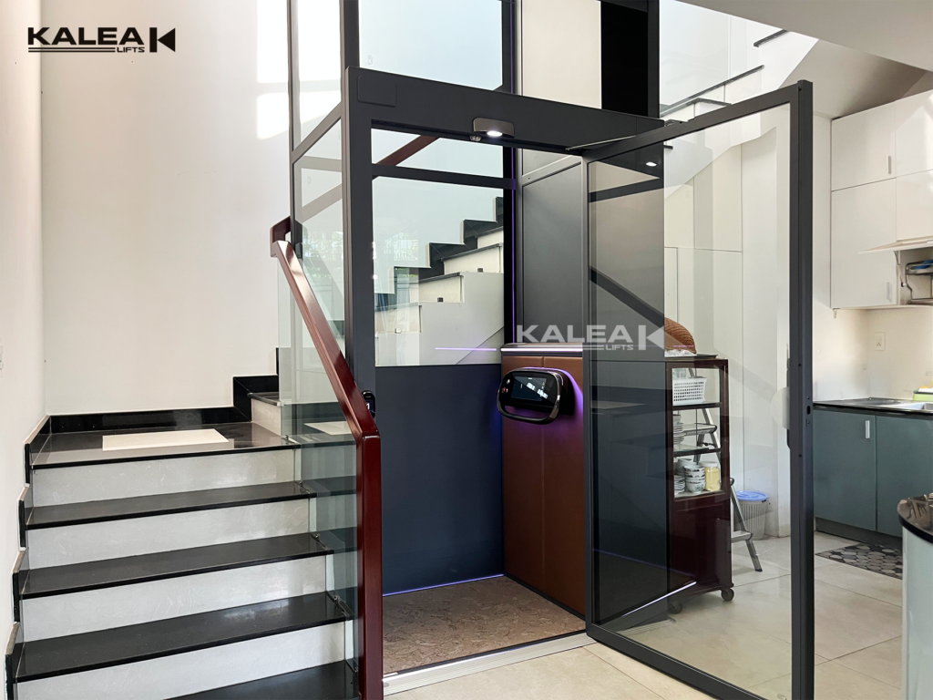 Thang máy mini Kalea X50 Limited lắp đặt giữa cầu thang bộ