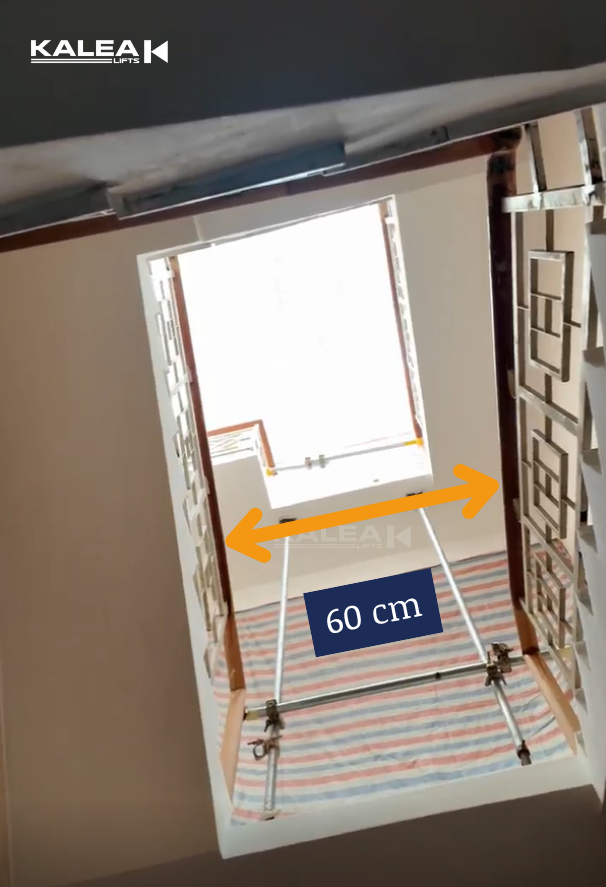 Chiều rộng giữa thang bộ hẹp chỉ khoảng 60 cm