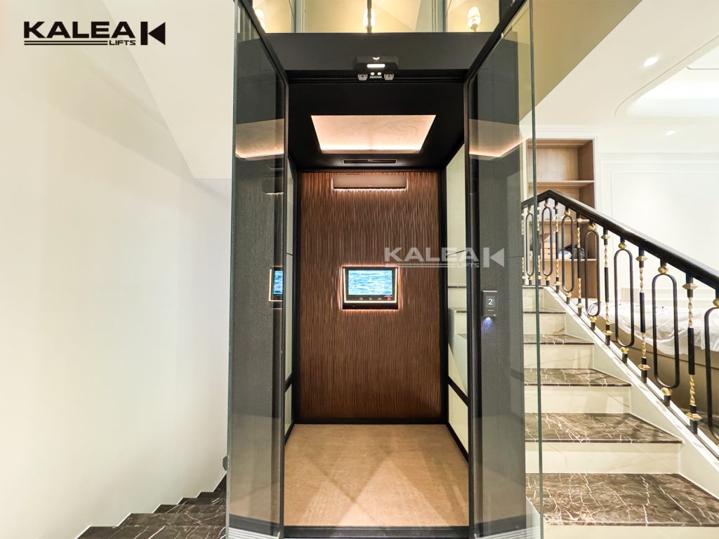 Thang máy không phòng máy Antera Lifts Z90 với kích thước thông thủy 1360 x 1360 mm