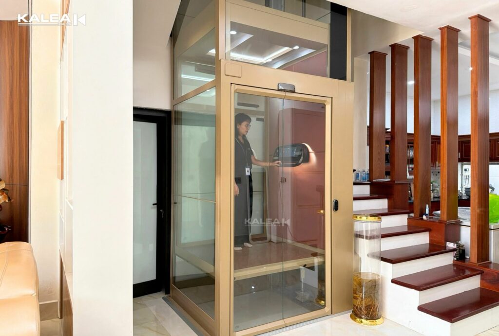 Thang máy cho nhà cải tạo Kalea X80 Limited hoàn thiện giữa cầu thang bộ tại Hạ Long.